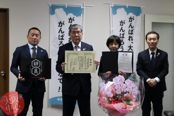 千日前道具屋筋商店街から地域の小学校へオリジナルカードゲームが寄贈されました