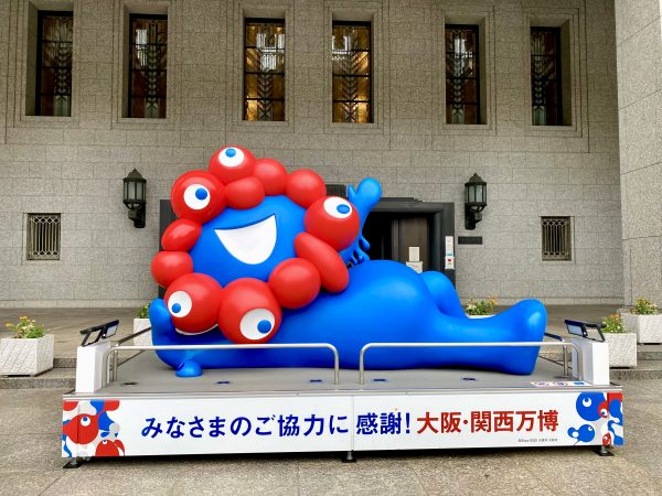 ミャクミャクモニュメント「ねそべり」が大阪市役所前に戻ってきます